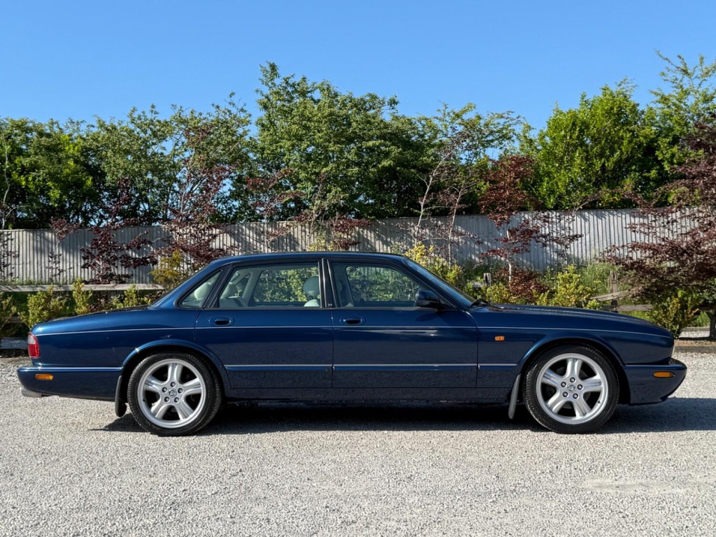 View JAGUAR XJR 4.0 V8