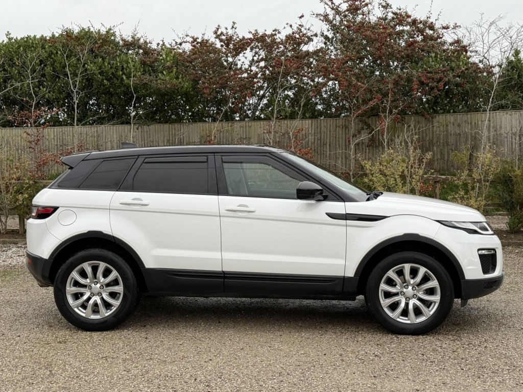 View LAND ROVER RANGE ROVER EVOQUE 2.0 eD4 SE Tech