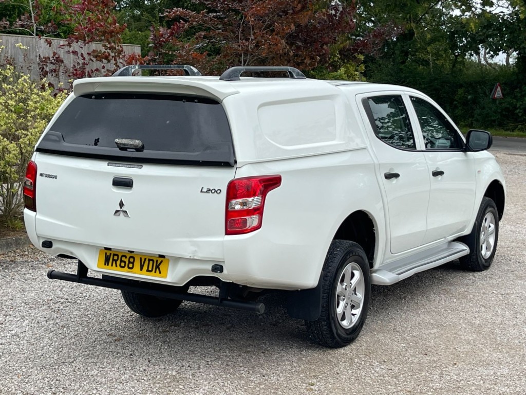 View MITSUBISHI L200 2.4 DI-D DC 4Life