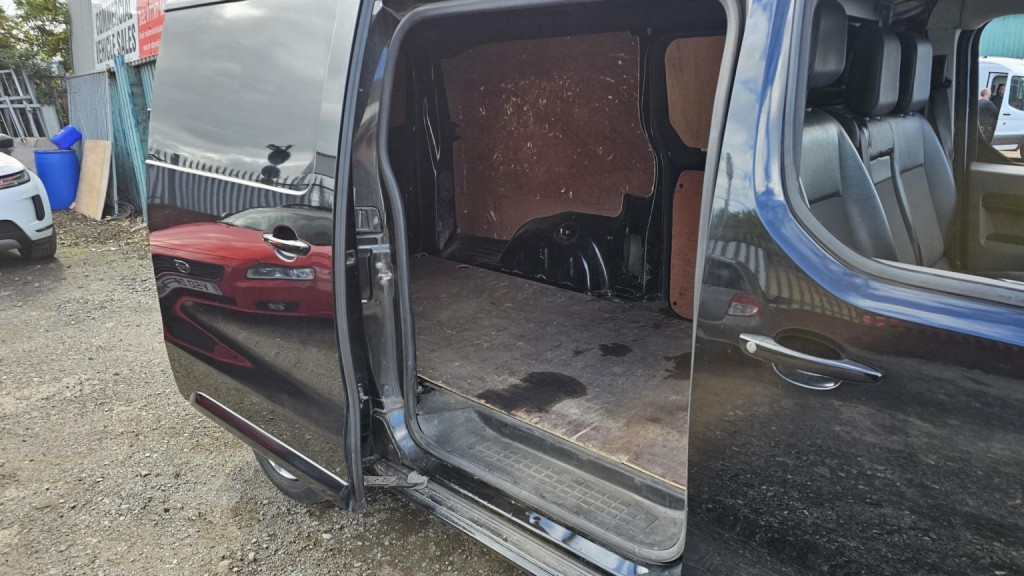 VAUXHALL VIVARO