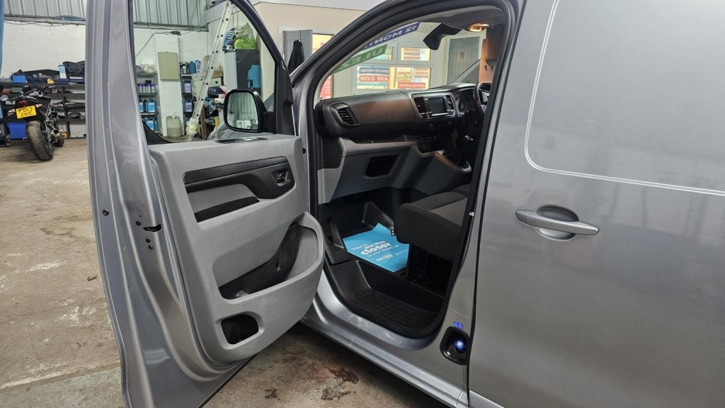 VAUXHALL VIVARO