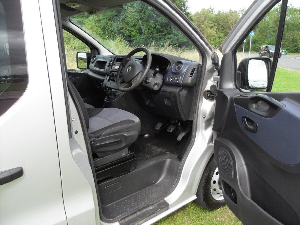 VAUXHALL VIVARO