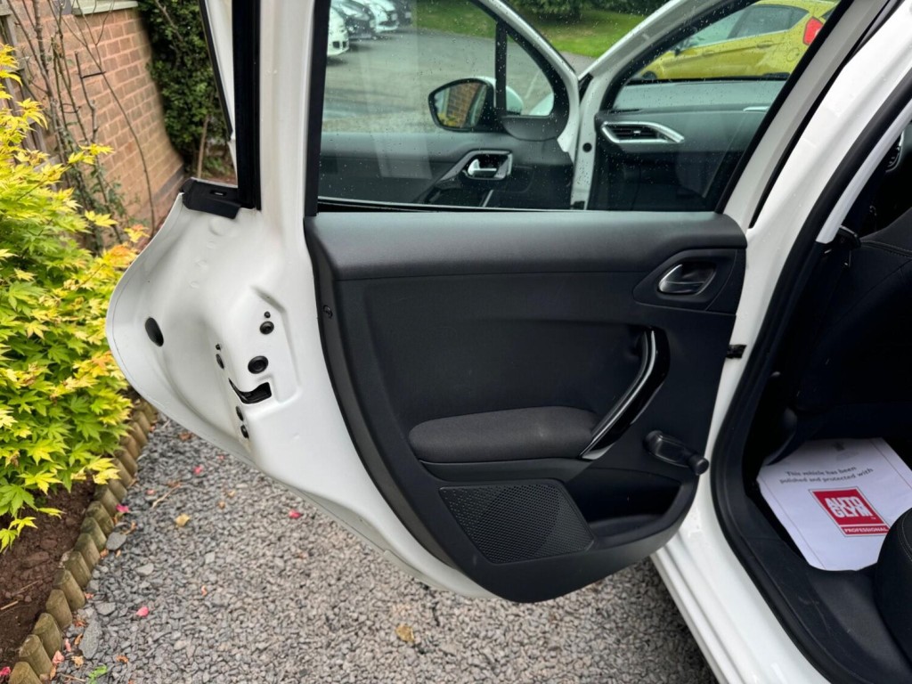 PEUGEOT 208 1.2 VTi PureTech Active Euro 6 5dr 2015