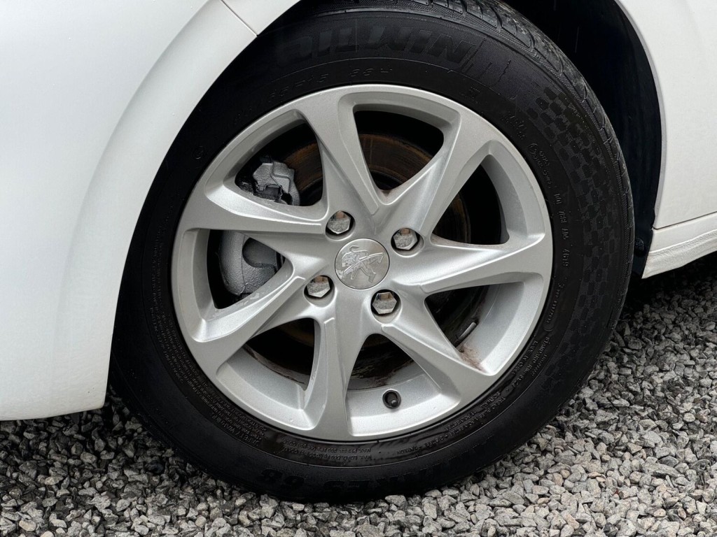 PEUGEOT 208 1.2 VTi PureTech Active Euro 6 5dr 2015