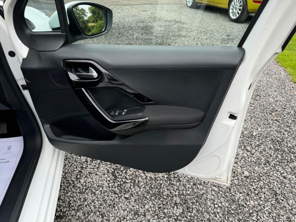 PEUGEOT 208 1.2 VTi PureTech Active Euro 6 5dr 2015