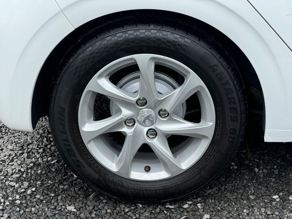 PEUGEOT 208 1.2 VTi PureTech Active Euro 6 5dr 2015