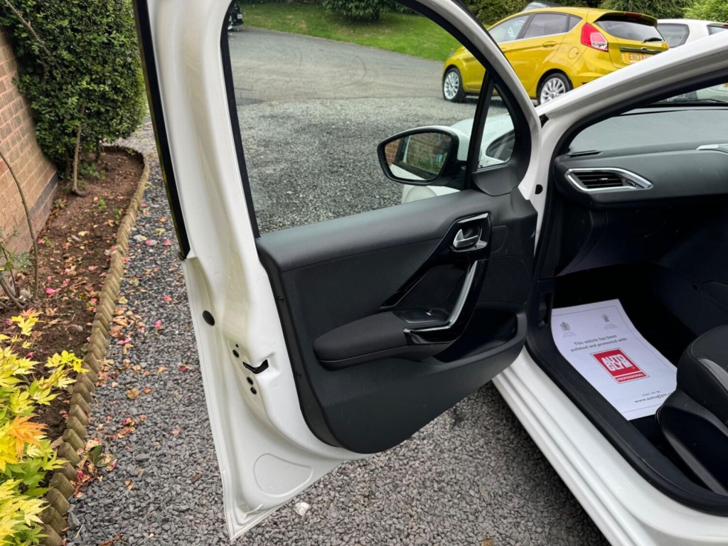 PEUGEOT 208 1.2 VTi PureTech Active Euro 6 5dr 2015