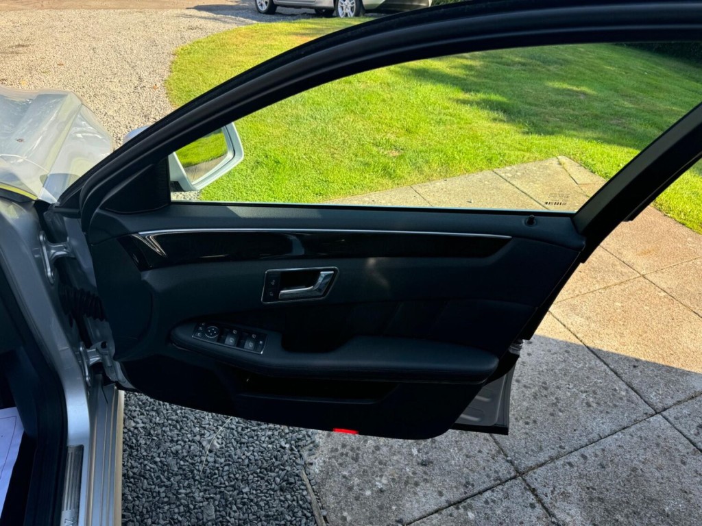 MERCEDES-BENZ E CLASS 2.1 E220 CDI BlueEfficiency Avantgarde Tiptronic Euro 5 4dr 2010