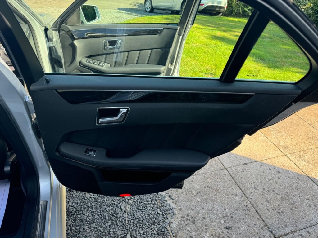 MERCEDES-BENZ E CLASS 2.1 E220 CDI BlueEfficiency Avantgarde Tiptronic Euro 5 4dr 2010