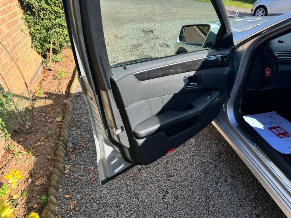 MERCEDES-BENZ E CLASS 2.1 E220 CDI BlueEfficiency Avantgarde Tiptronic Euro 5 4dr 2010