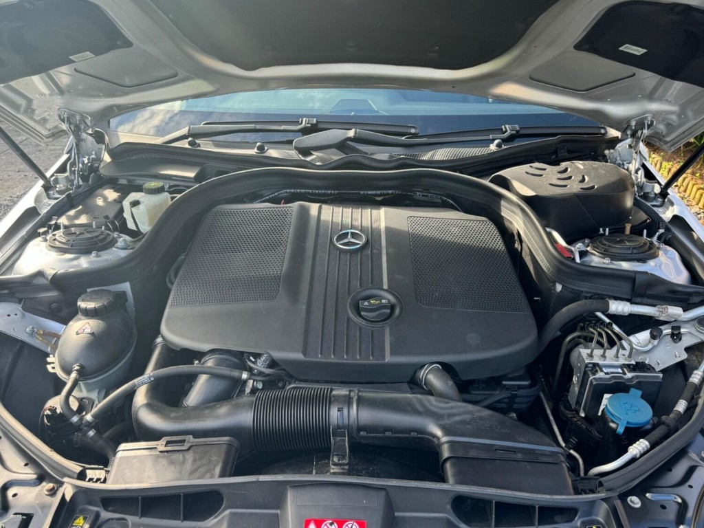 MERCEDES-BENZ E CLASS 2.1 E220 CDI BlueEfficiency Avantgarde Tiptronic Euro 5 4dr 2010