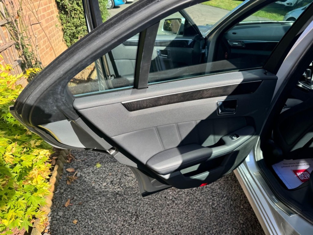 MERCEDES-BENZ E CLASS 2.1 E220 CDI BlueEfficiency Avantgarde Tiptronic Euro 5 4dr 2010