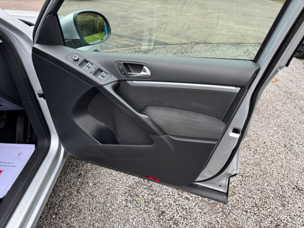 VOLKSWAGEN TIGUAN 2.0 TDI BlueMotion Tech Match 4WD Euro 5 (s/s) 5dr 2014