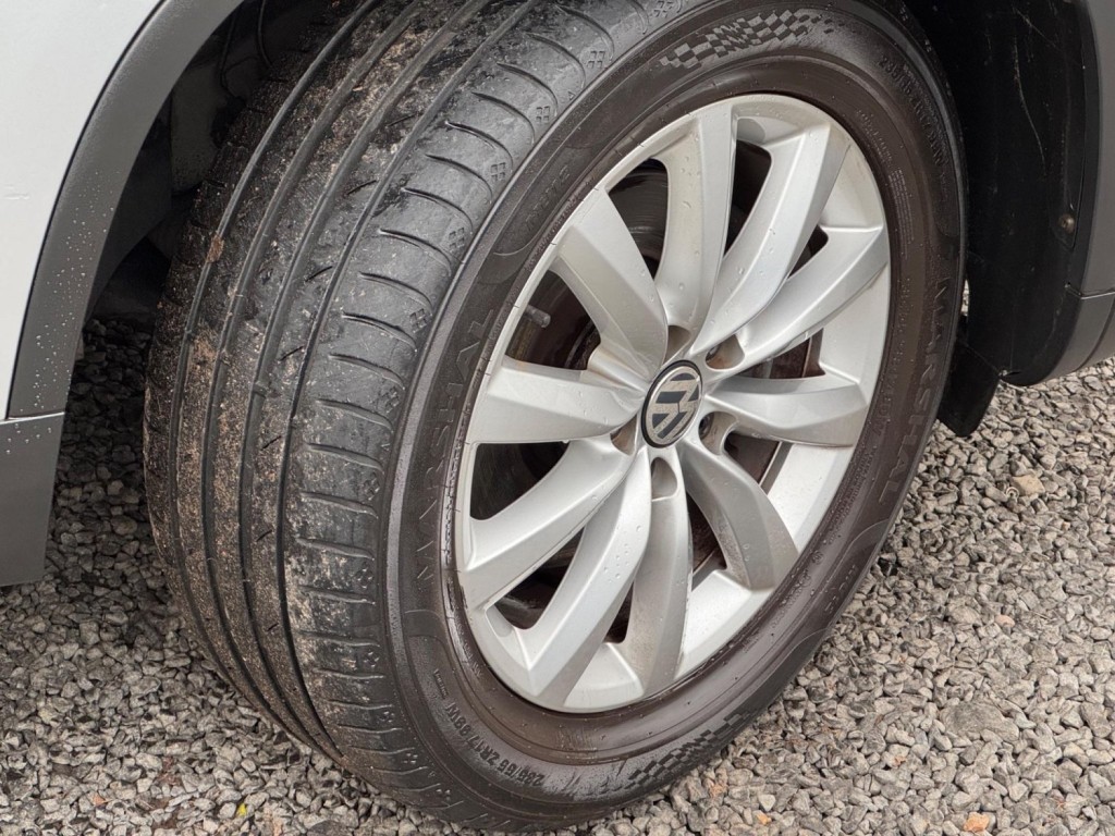 VOLKSWAGEN TIGUAN 2.0 TDI BlueMotion Tech Match 4WD Euro 5 (s/s) 5dr 2014