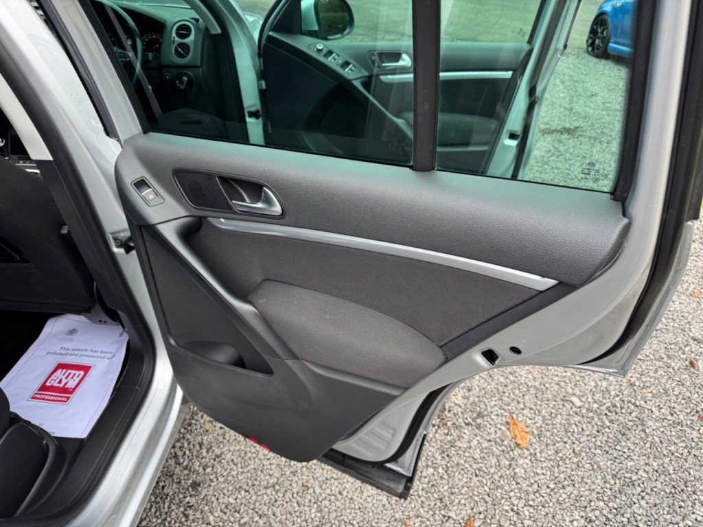 VOLKSWAGEN TIGUAN 2.0 TDI BlueMotion Tech Match 4WD Euro 5 (s/s) 5dr 2014