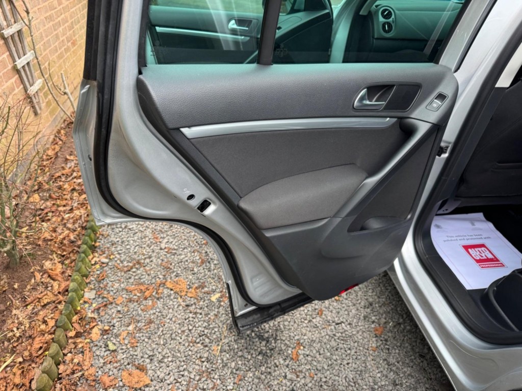 VOLKSWAGEN TIGUAN 2.0 TDI BlueMotion Tech Match 4WD Euro 5 (s/s) 5dr 2014