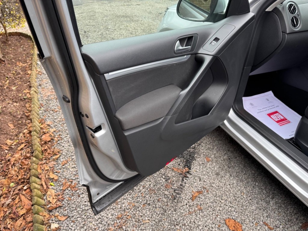 VOLKSWAGEN TIGUAN 2.0 TDI BlueMotion Tech Match 4WD Euro 5 (s/s) 5dr 2014