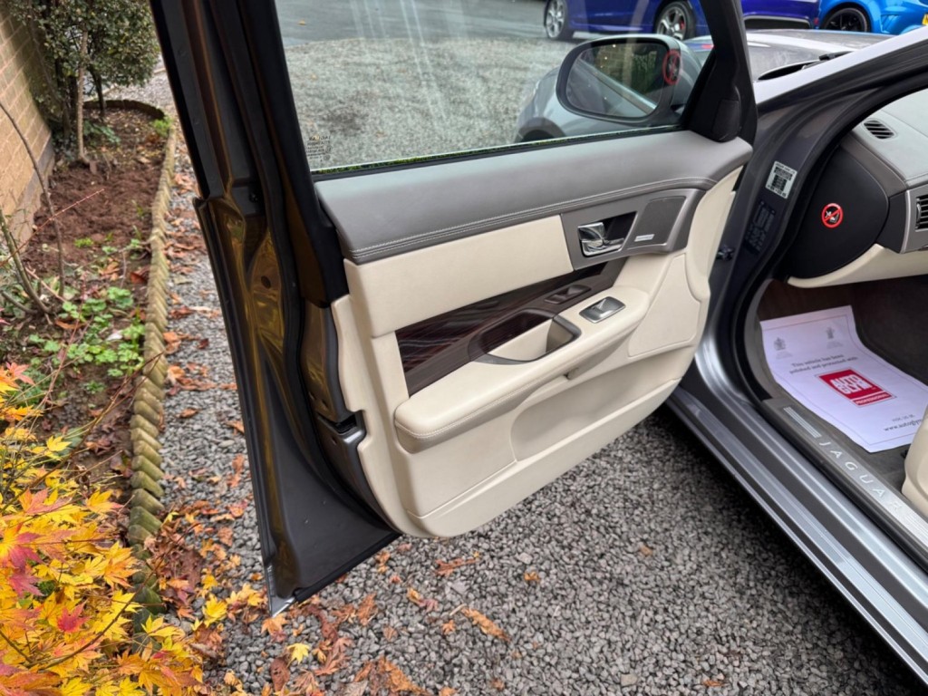 JAGUAR XF 3.0d V6 Portfolio Auto Euro 5 4dr 2009