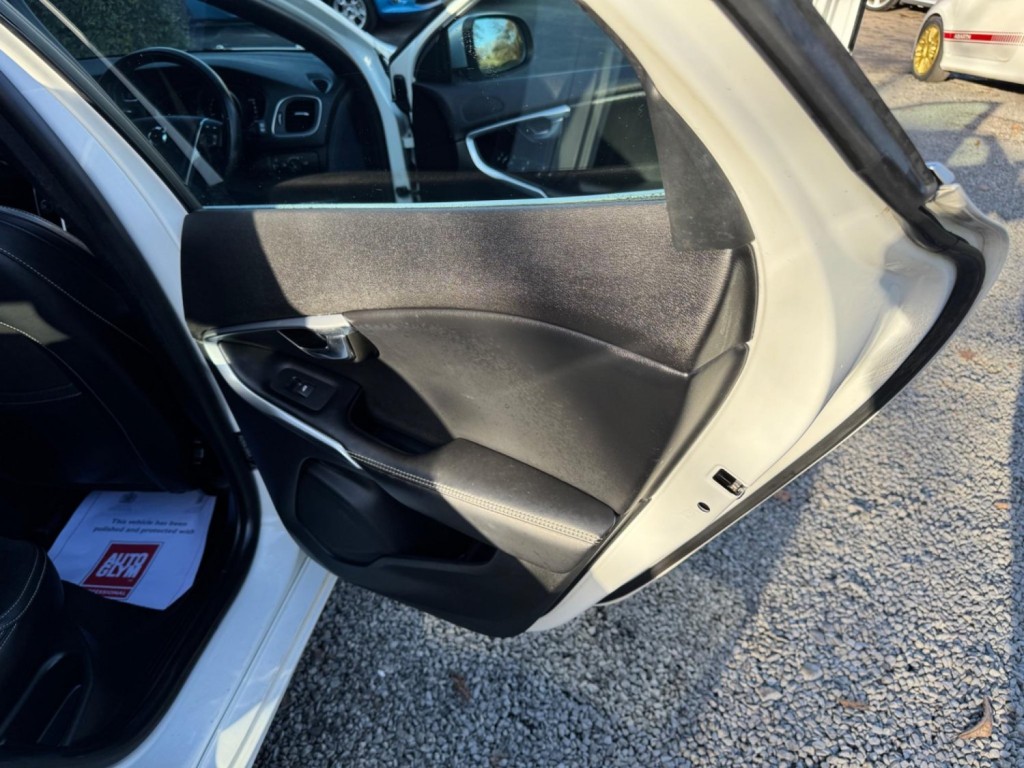 VOLVO V40 2.0 D2 R-Design Euro 6 (s/s) 5dr 2016