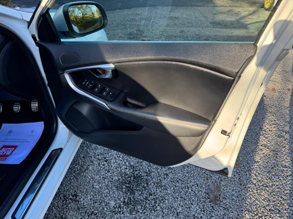 VOLVO V40 2.0 D2 R-Design Euro 6 (s/s) 5dr 2016