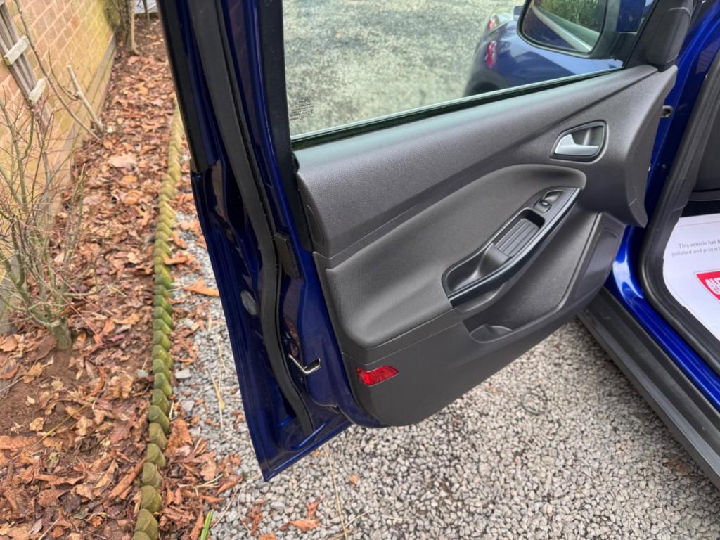 FORD FOCUS 1.0T EcoBoost Zetec Euro 5 (s/s) 5dr 2013