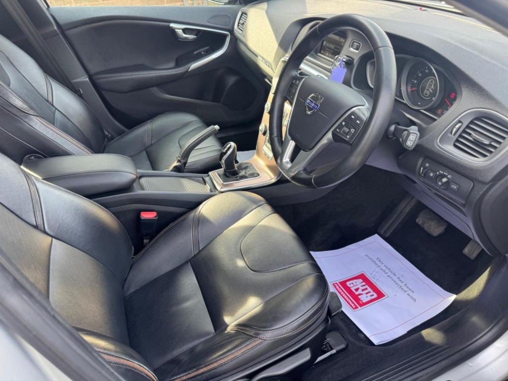 VOLVO V40 CROSS COUNTRY 2.0 D2 Lux Auto Euro 6 (s/s) 5dr 2015