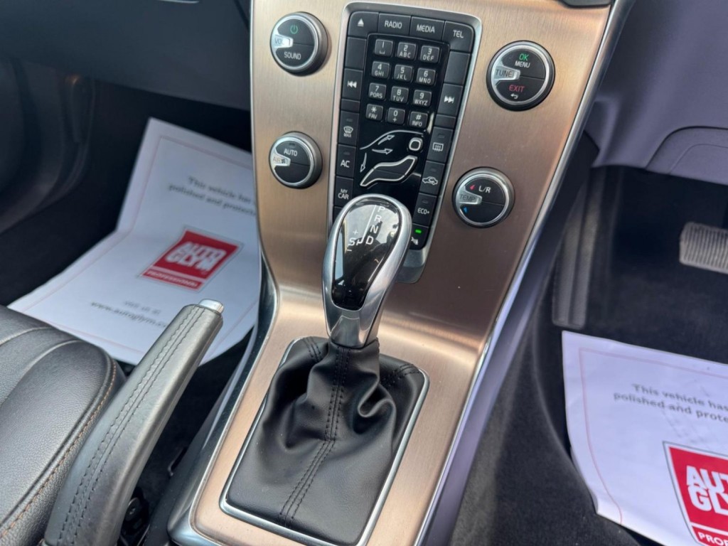 VOLVO V40 CROSS COUNTRY 2.0 D2 Lux Auto Euro 6 (s/s) 5dr 2015