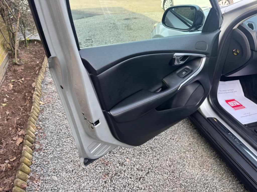 VOLVO V40 CROSS COUNTRY 2.0 D2 Lux Auto Euro 6 (s/s) 5dr 2015