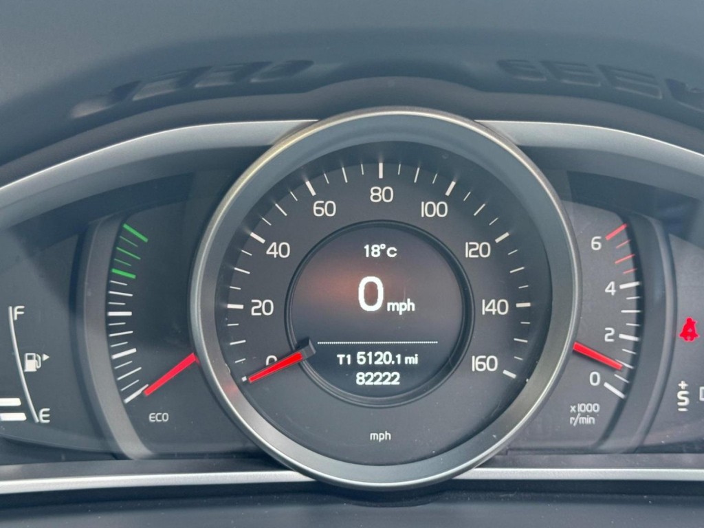 VOLVO V40 CROSS COUNTRY 2.0 D2 Lux Auto Euro 6 (s/s) 5dr 2015