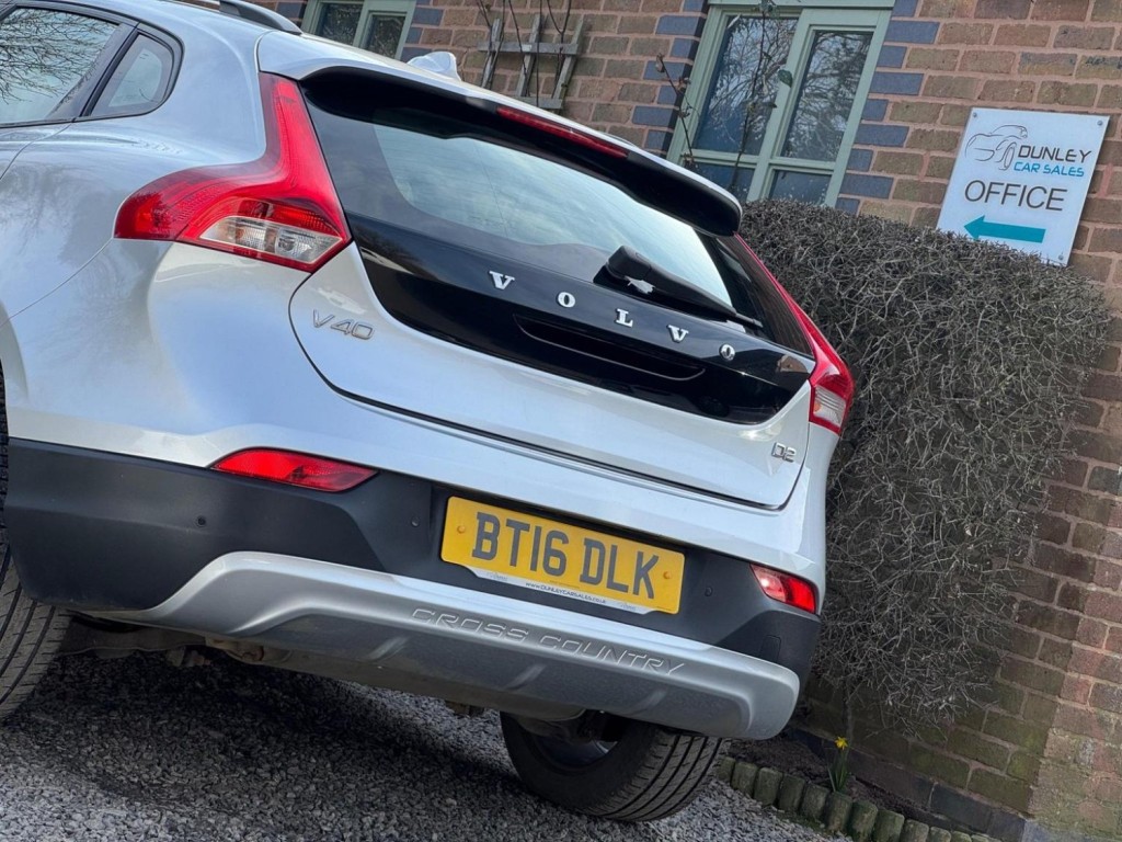 VOLVO V40 CROSS COUNTRY 2.0 D2 Lux Auto Euro 6 (s/s) 5dr 2015