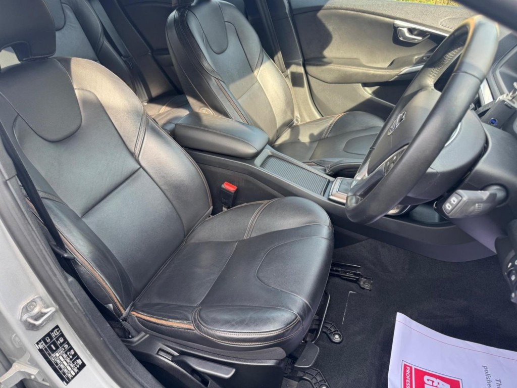 VOLVO V40 CROSS COUNTRY 2.0 D2 Lux Auto Euro 6 (s/s) 5dr 2015