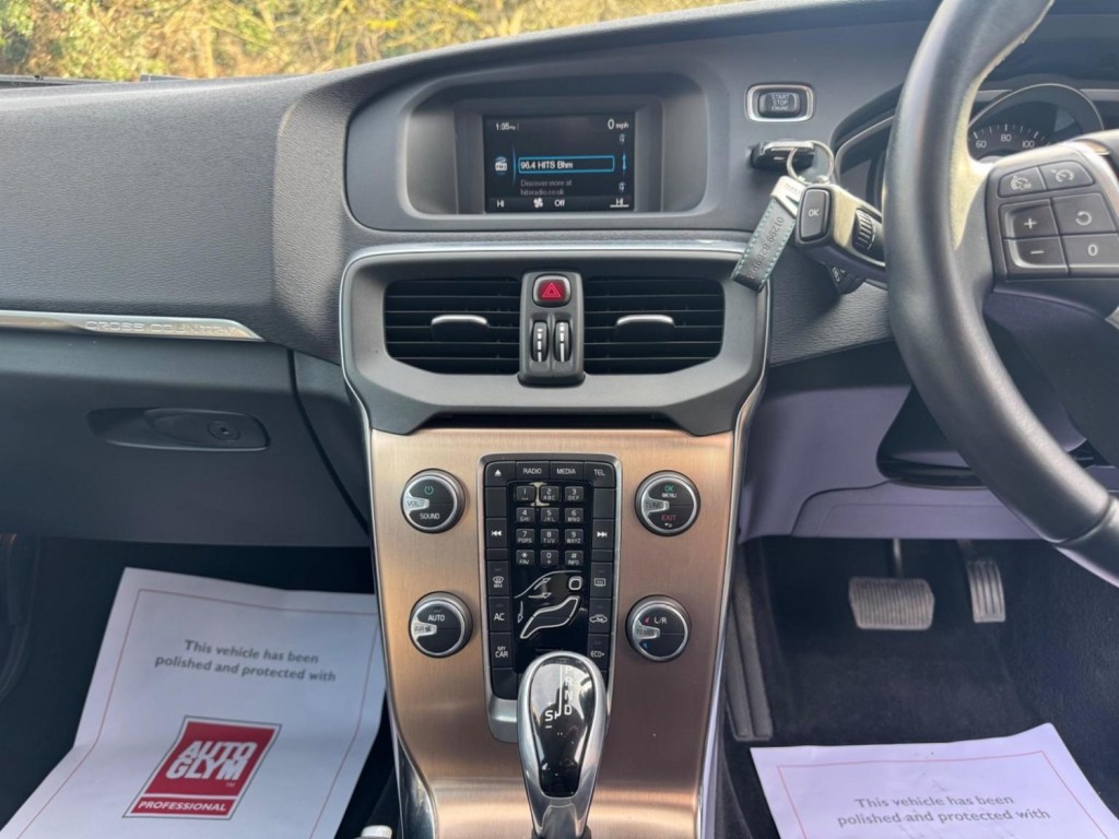 VOLVO V40 CROSS COUNTRY 2.0 D2 Lux Auto Euro 6 (s/s) 5dr 2015