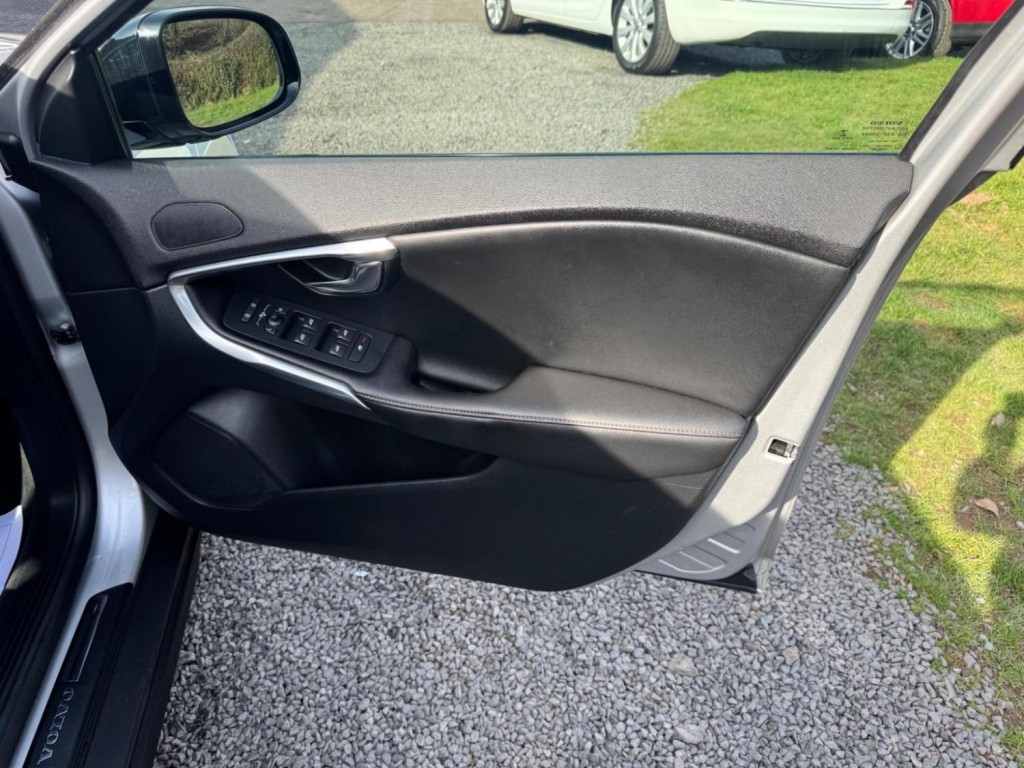 VOLVO V40 CROSS COUNTRY 2.0 D2 Lux Auto Euro 6 (s/s) 5dr 2015