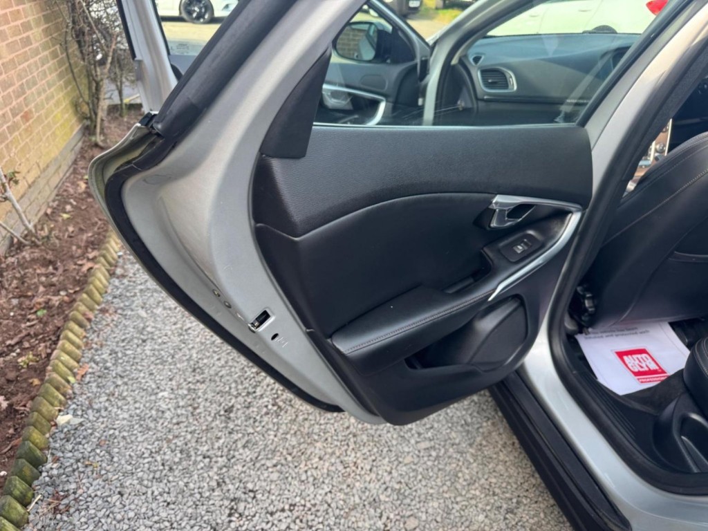 VOLVO V40 CROSS COUNTRY 2.0 D2 Lux Auto Euro 6 (s/s) 5dr 2015