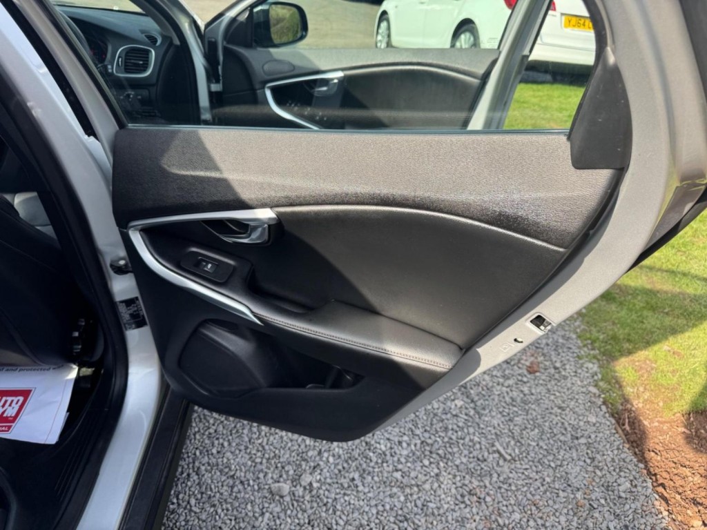 VOLVO V40 CROSS COUNTRY 2.0 D2 Lux Auto Euro 6 (s/s) 5dr 2015