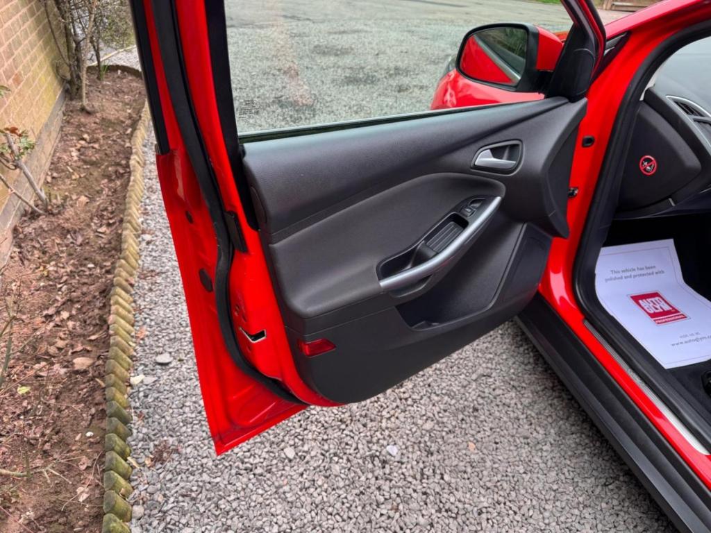 FORD FOCUS 1.0T EcoBoost Titanium Navigator Euro 5 (s/s) 5dr 2014