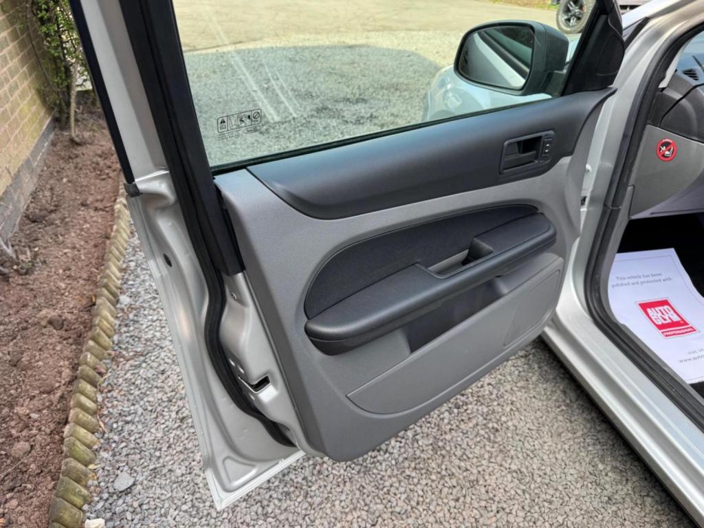 FORD FOCUS 1.6 TDCi DPF Studio 5dr 2009