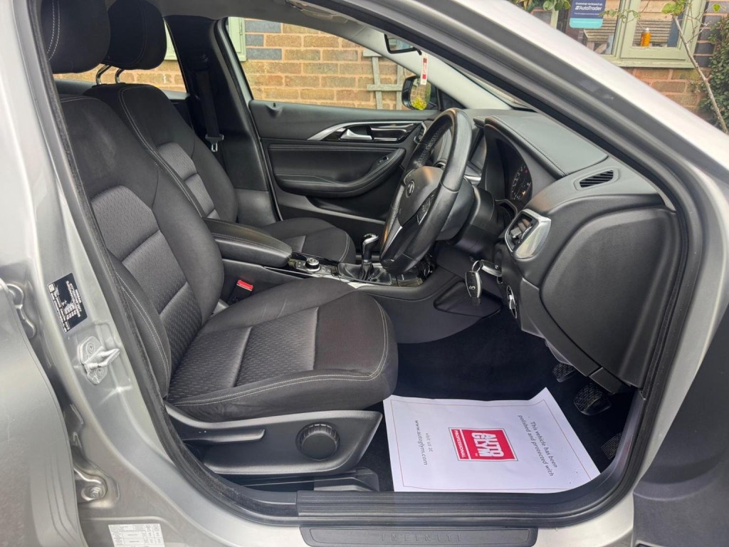 INFINITI Q30 1.5d SE Euro 6 (s/s) 5dr 2017