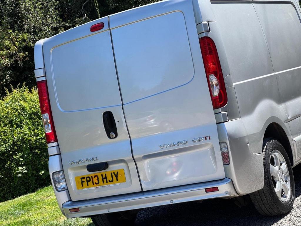 VAUXHALL VIVARO 2.0 CDTi Sportive FWD L1 4dr 2013