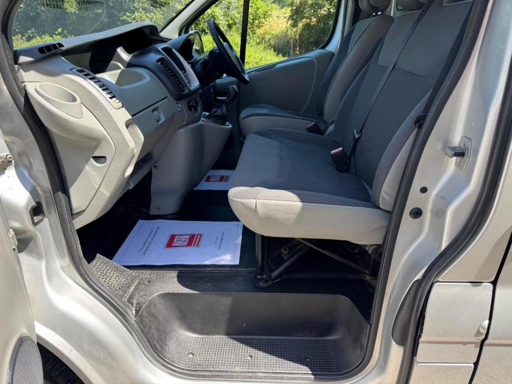 VAUXHALL VIVARO 2.0 CDTi Sportive FWD L1 4dr 2013