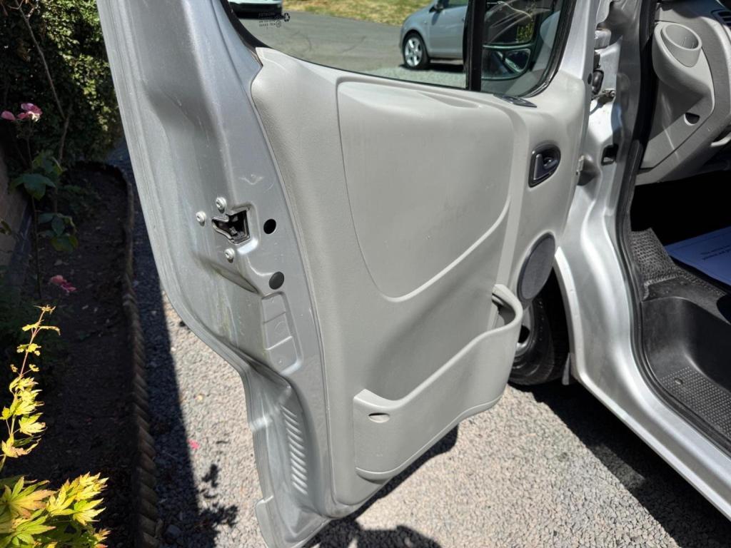 VAUXHALL VIVARO 2.0 CDTi Sportive FWD L1 4dr 2013