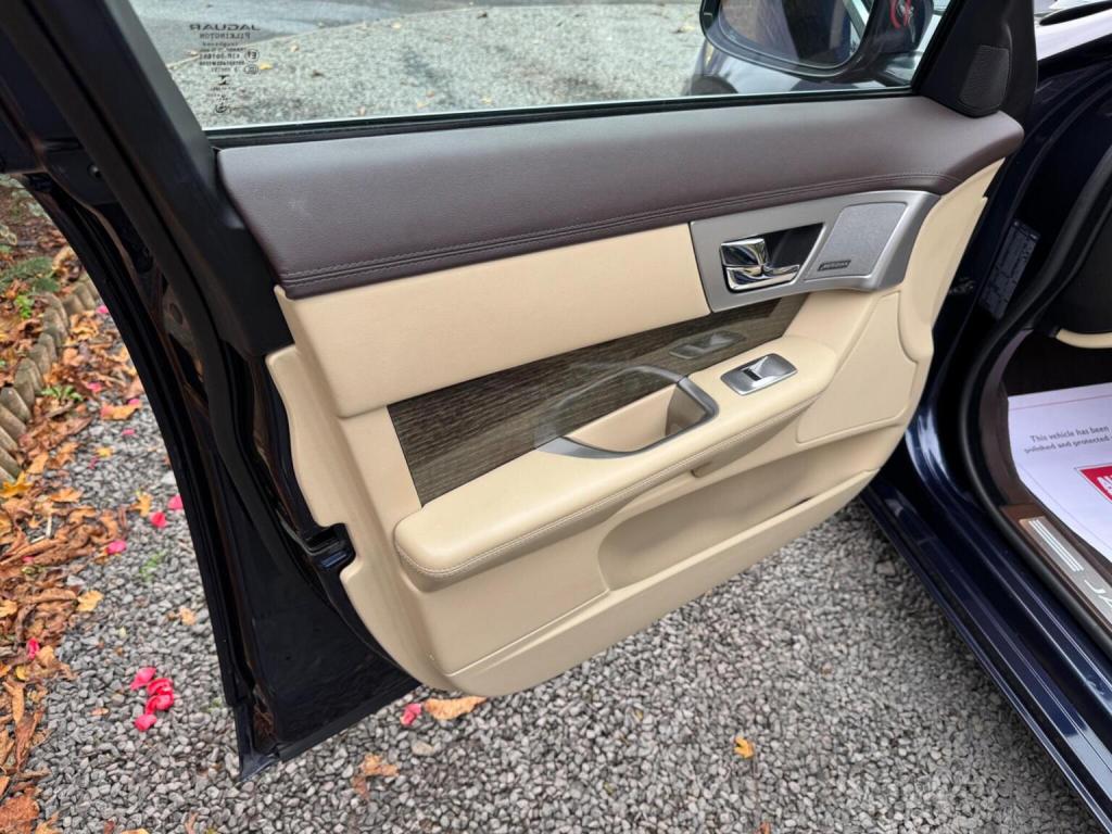 JAGUAR XF 3.0d V6 Premium Luxury Auto Euro 5 (s/s) 4dr 2015