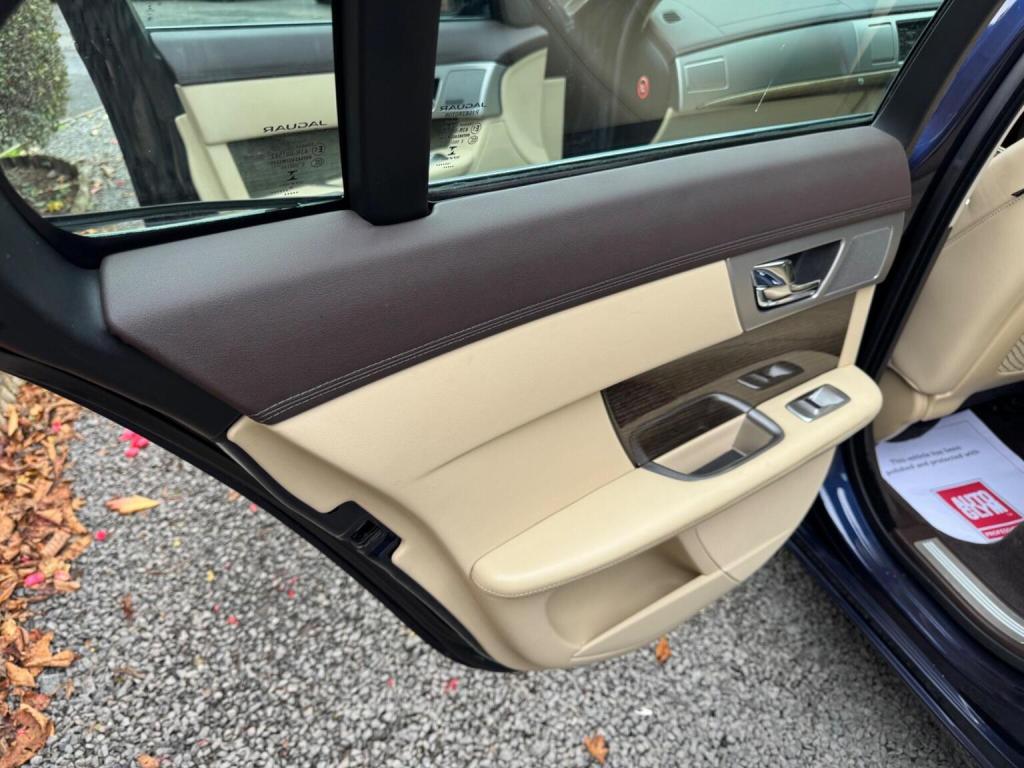 JAGUAR XF 3.0d V6 Premium Luxury Auto Euro 5 (s/s) 4dr 2015