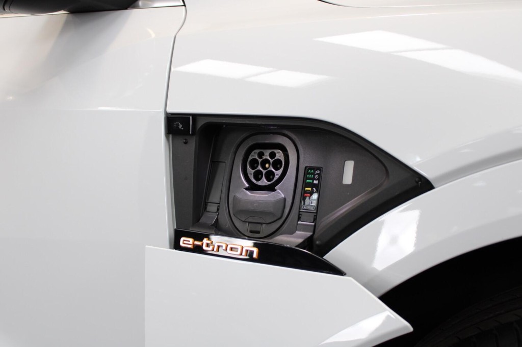 AUDI E-TRON