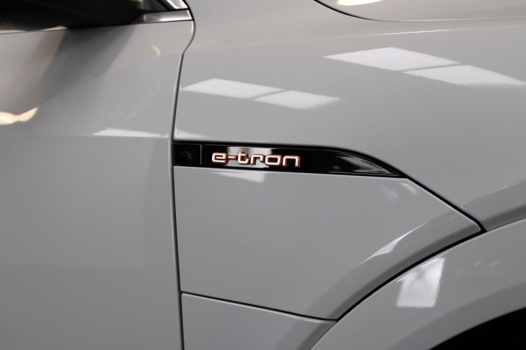 AUDI E-TRON