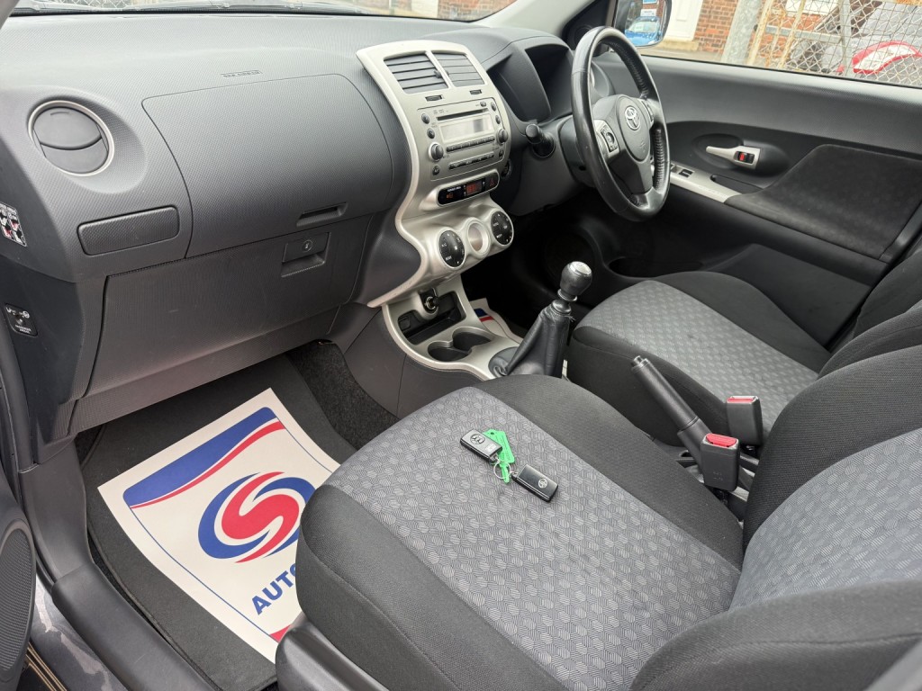 TOYOTA URBAN CRUISER