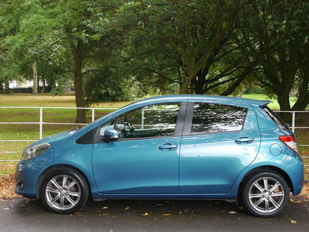 View TOYOTA YARIS VVT-I SR