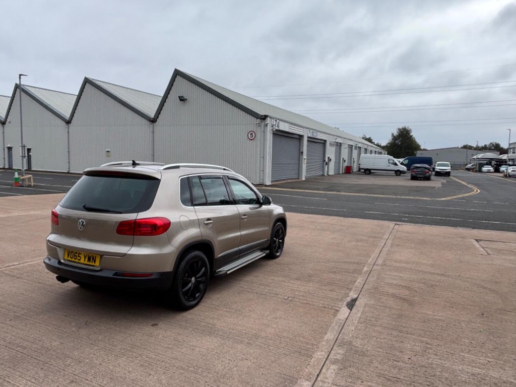 VOLKSWAGEN TIGUAN