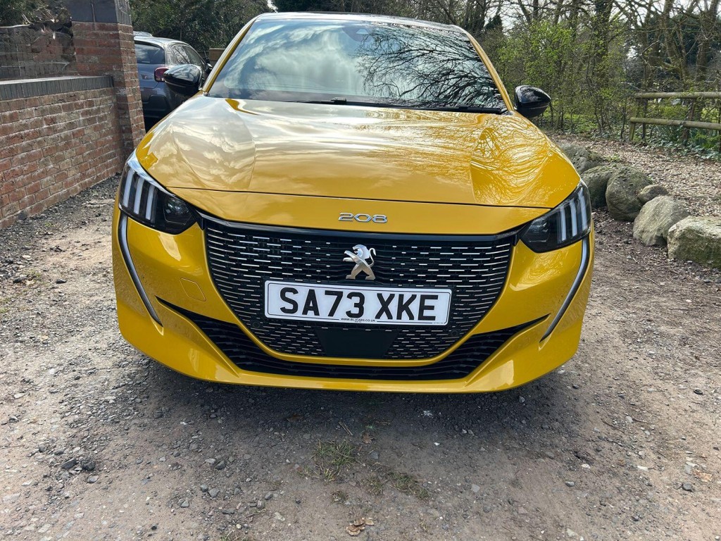 PEUGEOT 208