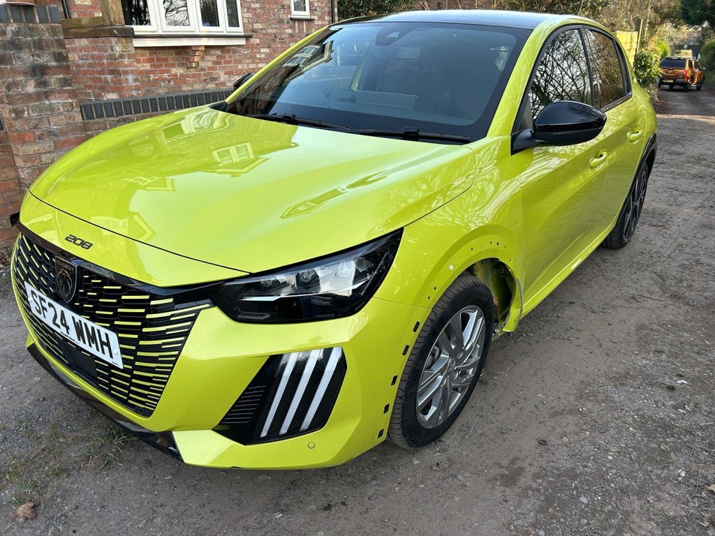 PEUGEOT 208